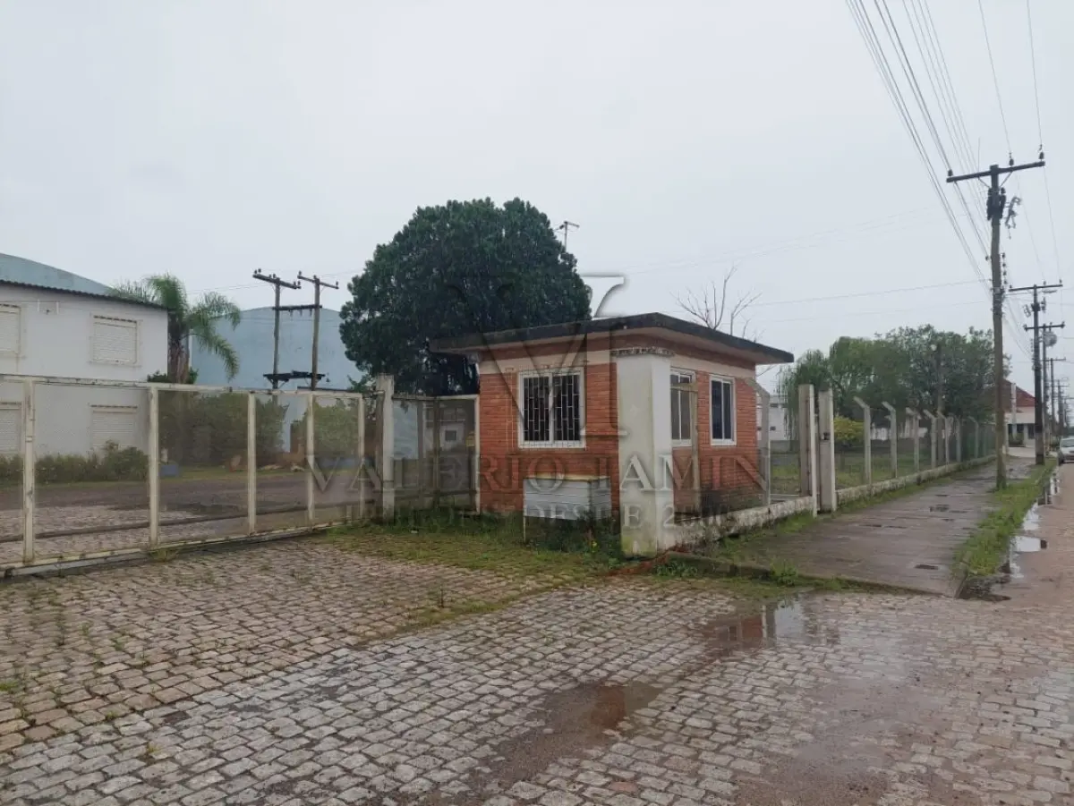 LOTE 619 - IMÓVEL: UM TERRENO EM FORMA RETANGULAR, com um prédio em Alvenaria como parte integrante do engenho e depósitos e demais prédios anexos para escritório, garagem e demais benfeitorias, com área construída de aproximadamente de 1.450,06m²