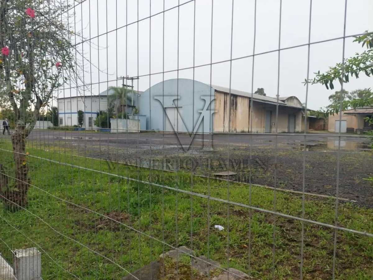 LOTE 619 - IMÓVEL: UM TERRENO EM FORMA RETANGULAR, com um prédio em Alvenaria como parte integrante do engenho e depósitos e demais prédios anexos para escritório, garagem e demais benfeitorias, com área construída de aproximadamente de 1.450,06m²