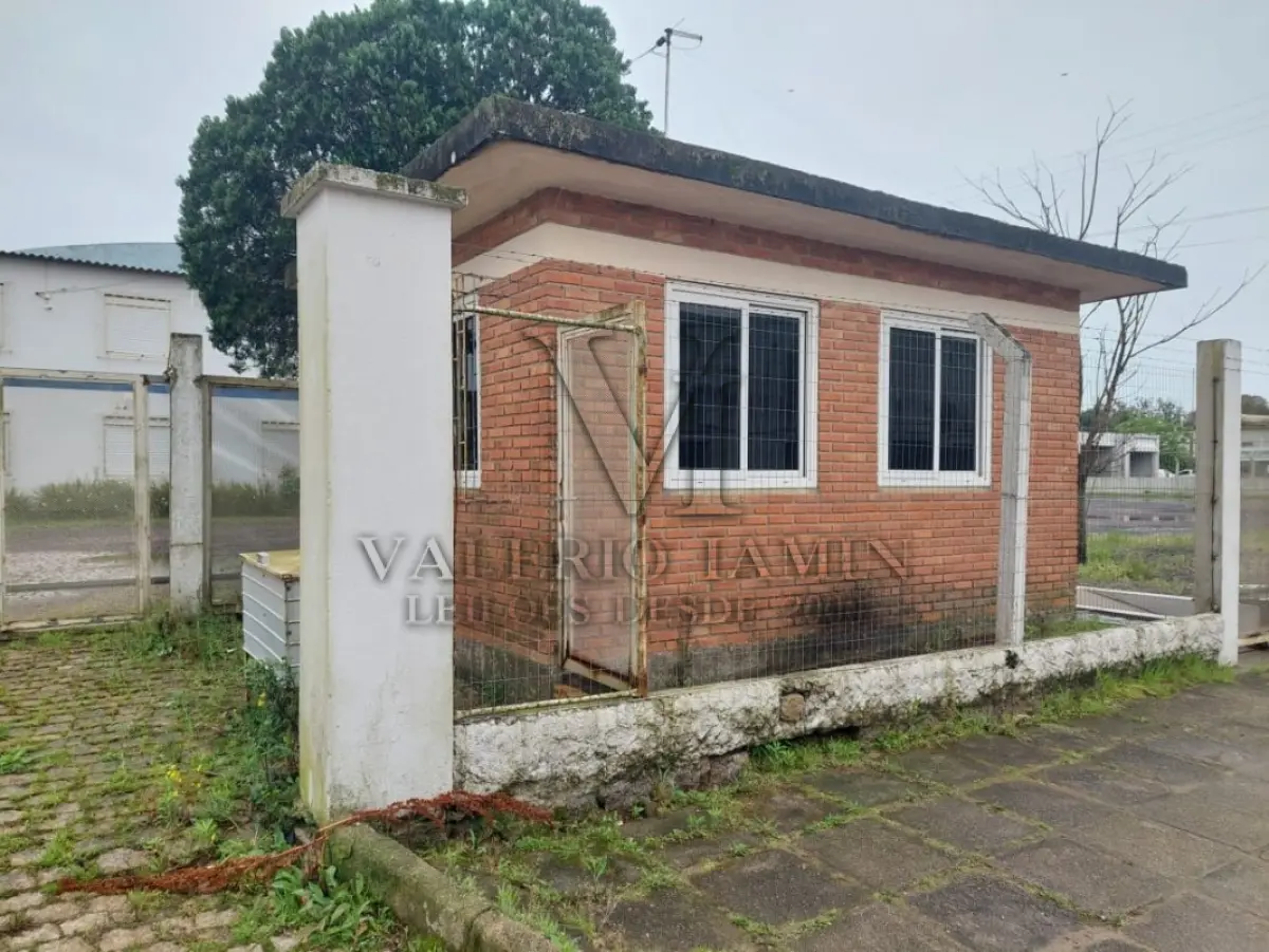 LOTE 619 - IMÓVEL: UM TERRENO EM FORMA RETANGULAR, com um prédio em Alvenaria como parte integrante do engenho e depósitos e demais prédios anexos para escritório, garagem e demais benfeitorias, com área construída de aproximadamente de 1.450,06m²