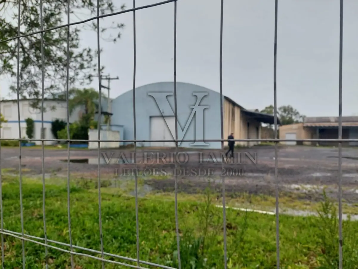 LOTE 619 - IMÓVEL: UM TERRENO EM FORMA RETANGULAR, com um prédio em Alvenaria como parte integrante do engenho e depósitos e demais prédios anexos para escritório, garagem e demais benfeitorias, com área construída de aproximadamente de 1.450,06m²