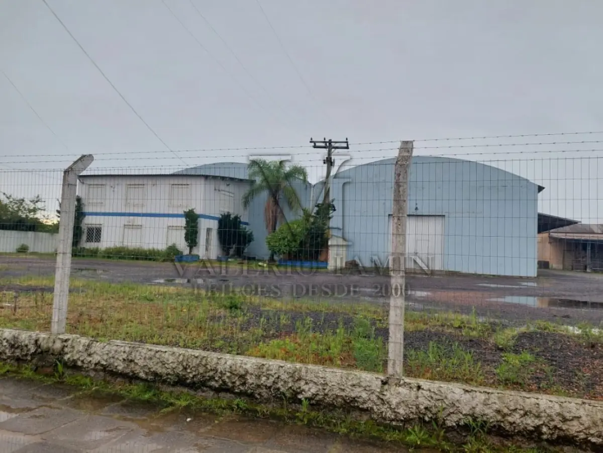 LOTE 619 - IMÓVEL: UM TERRENO EM FORMA RETANGULAR, com um prédio em Alvenaria como parte integrante do engenho e depósitos e demais prédios anexos para escritório, garagem e demais benfeitorias, com área construída de aproximadamente de 1.450,06m²