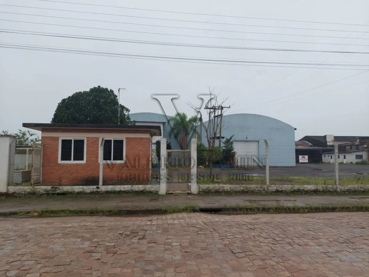 LOTE 619 - IMÓVEL: UM TERRENO EM FORMA RETANGULAR, com um prédio em Alvenaria como parte integrante do engenho e depósitos e demais prédios anexos para escritório, garagem e demais benfeitorias, com área construída de aproximadamente de 1.450,06m²