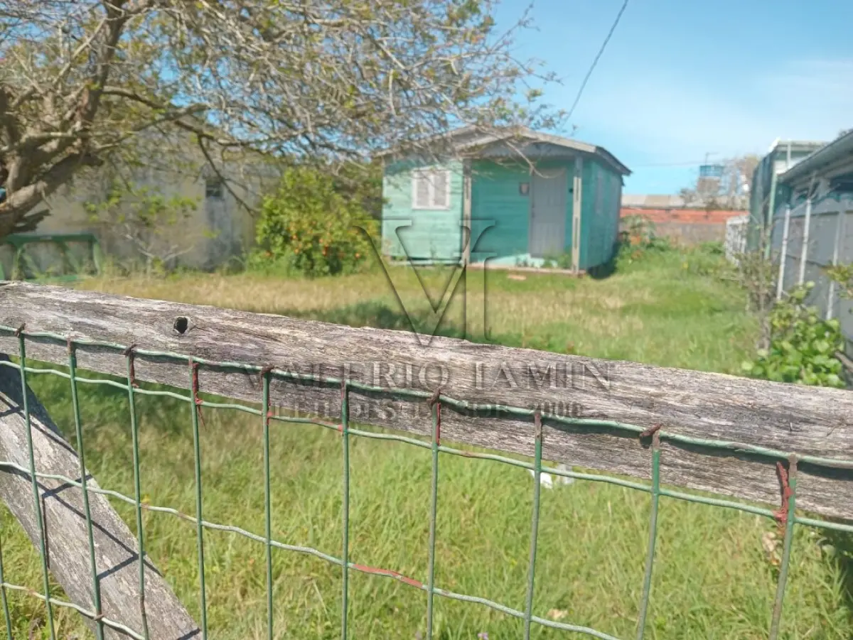 LOTE 587 - UMA CASA E SEU RESPECTIVO TERRENO URBANO, situado no Balneário Magistério