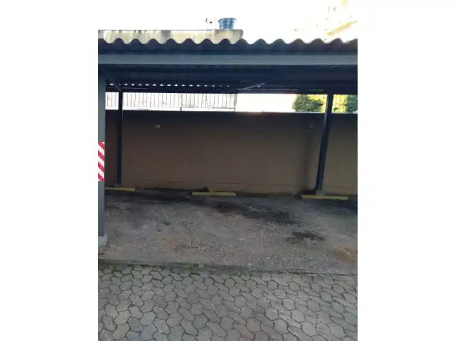 UM BOX DE ESTACIONAMENTO
