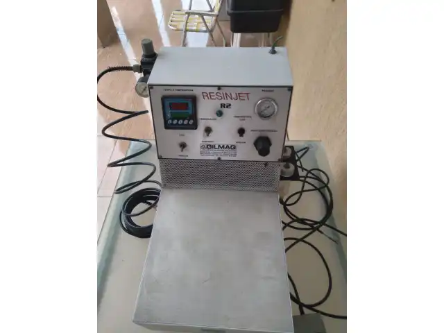 UMA MAQUINA RESINADORA