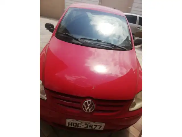 UM AUTOMOVEL MARCA/MODELO VW/FOX 1.0