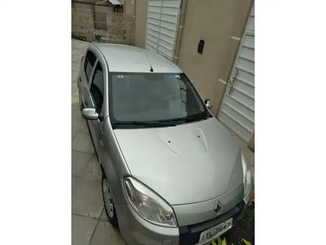 UM AUTOMOVEL MARCA RENAUT/SANDERO EXP