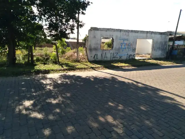 UM PRÉDIO DE CONSTRUÇÃO MISTA EM BÚTIA