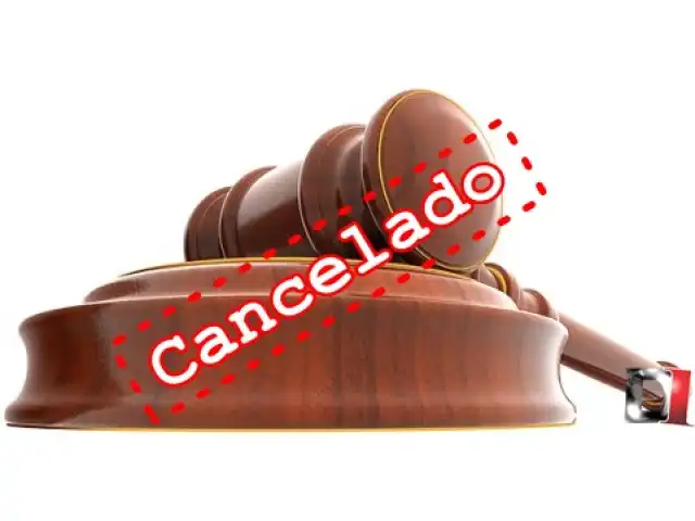 UM PRÉDIO DE DOIS ANDARES E UM IMÓVEL