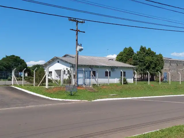 TERRENO COM ÁREA DE  6.563,00m ². Pavilhão com 180m², mais um Pavilhão com 380m² de térreo e 125m² de Mezanino