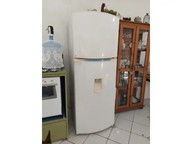 Geladeira Duplex e uma Televisão