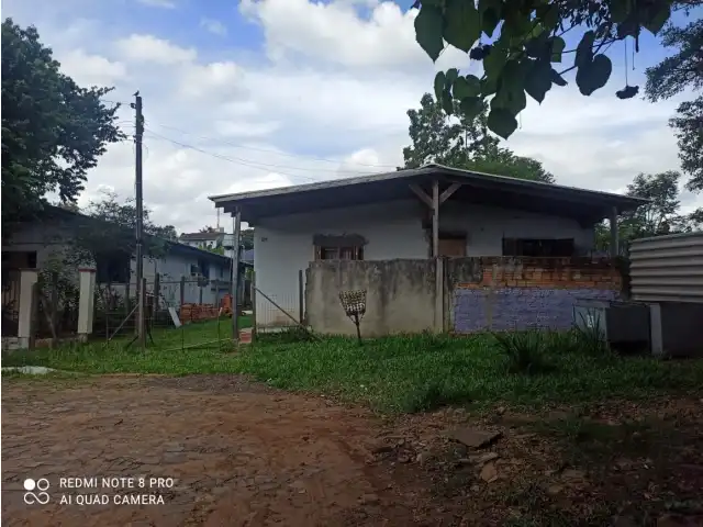 Um Terreno Urbano, onde possui uma Casa de Alvenaria com aproximadamente 51,62 metros quadrados