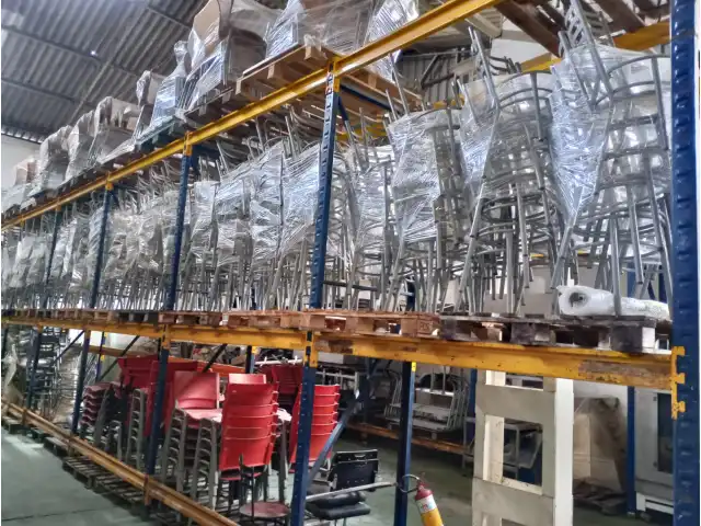 450 Cadeiras redondas metal s/assento;220 Cadeiras c/estr. metálica  acento madeira;160 Cadeiras com estrutura metálica acento plástico;06 Mesas redondas de estrut metálica tampo/compensado laminado;23 Estruturas metál. p/mesa retang.