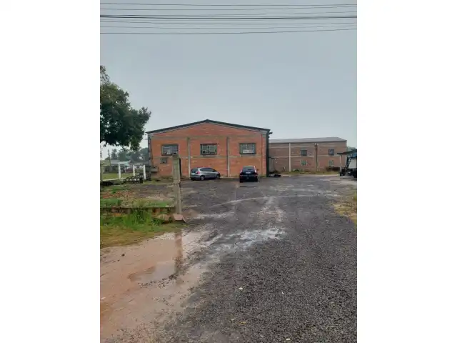 UM PAVILHÃO E SEU RESPECTIVO TERRENO URBANO