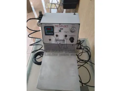 LOTE 083 - UMA MAQUINA RESINADORA
