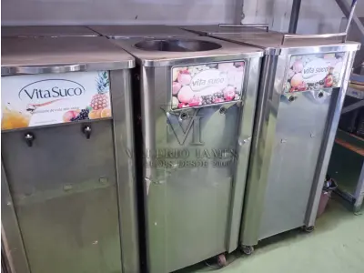 LOTE 432 - 07 (sete) SUQUEIRAS - 01(uma) GELADEIRA INDUSTRIAL DE AÇO INOX 3 PORTAS - 01 (uma) GELADEIRA INDUSTRIAL DE AÇO INOX 4 PORTAS - 01(um) FREEZERCONSUL pequeno aprox. 120 L