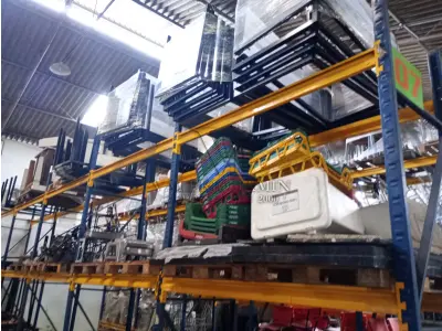 LOTE 489 - 450 Cadeiras redondas de metal, sem assento; 220  Cadeiras com estrutura metálica e acento de madeira; 160 Cadeiras com estrutura metálica e acento de plástico; 06 Mesas redondas de estrutura metálica e tampo e compensado laminado; 23 Estruturas metálicas para mesa retangular