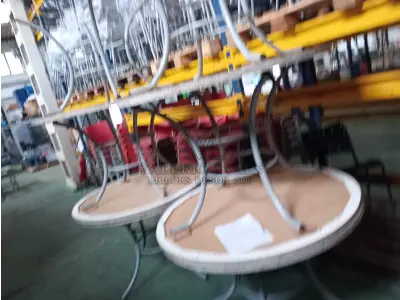 LOTE 489 - 450 Cadeiras redondas de metal, sem assento; 220  Cadeiras com estrutura metálica e acento de madeira; 160 Cadeiras com estrutura metálica e acento de plástico; 06 Mesas redondas de estrutura metálica e tampo e compensado laminado; 23 Estruturas metálicas para mesa retangular