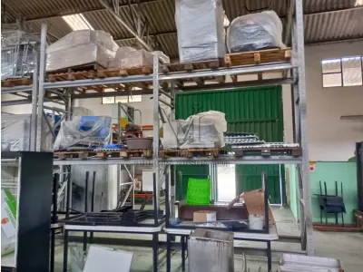 LOTE 489 - 450 Cadeiras redondas de metal, sem assento; 220  Cadeiras com estrutura metálica e acento de madeira; 160 Cadeiras com estrutura metálica e acento de plástico; 06 Mesas redondas de estrutura metálica e tampo e compensado laminado; 23 Estruturas metálicas para mesa retangular