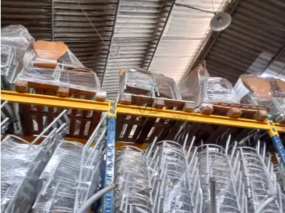 LOTE 489 - 450 Cadeiras redondas de metal, sem assento; 220  Cadeiras com estrutura metálica e acento de madeira; 160 Cadeiras com estrutura metálica e acento de plástico; 06 Mesas redondas de estrutura metálica e tampo e compensado laminado; 23 Estruturas metálicas para mesa retangular