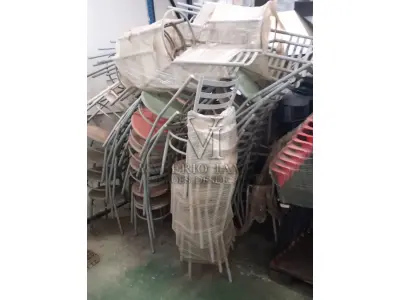 LOTE 489 - 450 Cadeiras redondas de metal, sem assento; 220  Cadeiras com estrutura metálica e acento de madeira; 160 Cadeiras com estrutura metálica e acento de plástico; 06 Mesas redondas de estrutura metálica e tampo e compensado laminado; 23 Estruturas metálicas para mesa retangular