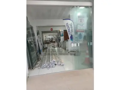 LOTE 596 - Um Prédio Comercial de alvenaria