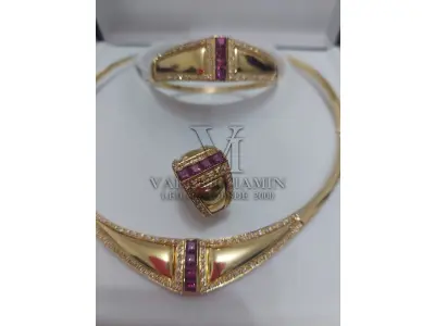 LOTE 622 - 01(uma) Gargantilha de 18K e Brilhante Rubi, 01(uma) Pulseira de 18K e Brilhante Rubi  e 01(um) Anel de 18K e Brilhante Rubi