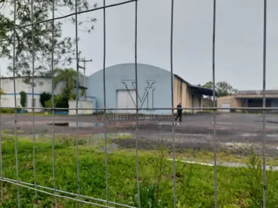 LOTE 619 - IMÓVEL: UM TERRENO EM FORMA RETANGULAR, com um prédio em Alvenaria como parte integrante do engenho e depósitos e demais prédios anexos para escritório, garagem e demais benfeitorias, com área construída de aproximadamente de 1.450,06m²