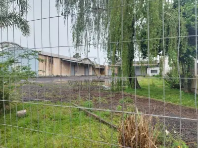 LOTE 619 - IMÓVEL: UM TERRENO EM FORMA RETANGULAR, com um prédio em Alvenaria como parte integrante do engenho e depósitos e demais prédios anexos para escritório, garagem e demais benfeitorias, com área construída de aproximadamente de 1.450,06m²