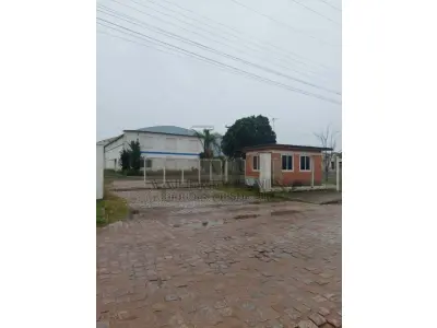 LOTE 619 - IMÓVEL: UM TERRENO EM FORMA RETANGULAR, com um prédio em Alvenaria como parte integrante do engenho e depósitos e demais prédios anexos para escritório, garagem e demais benfeitorias, com área construída de aproximadamente de 1.450,06m²
