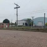 LOTE 619 - IMÓVEL: UM TERRENO EM FORMA RETANGULAR, com um prédio em Alvenaria como parte integrante do engenho e depósitos e demais prédios anexos para escritório, garagem e demais benfeitorias, com área construída de aproximadamente de 1.450,06m²