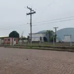 LOTE 619 - IMÓVEL: UM TERRENO EM FORMA RETANGULAR, com um prédio em Alvenaria como parte integrante do engenho e depósitos e demais prédios anexos para escritório, garagem e demais benfeitorias, com área construída de aproximadamente de 1.450,06m²