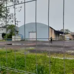 LOTE 619 - IMÓVEL: UM TERRENO EM FORMA RETANGULAR, com um prédio em Alvenaria como parte integrante do engenho e depósitos e demais prédios anexos para escritório, garagem e demais benfeitorias, com área construída de aproximadamente de 1.450,06m²