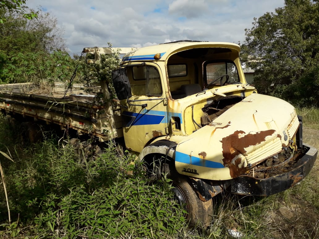 UM CAMINHÃO MERCEDES BENZ ANO/MODELO 1973 E UM  CAMINHÃO MERCEDES BENZ L2013, ANO/MODELO 1981