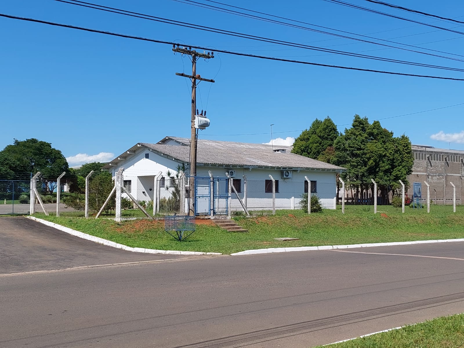 TERRENO COM ÁREA DE  6.563,00m ². Pavilhão com 180m², mais um Pavilhão com 380m² de térreo e 125m² de Mezanino