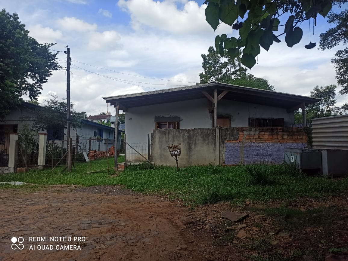 Um Terreno Urbano, onde possui uma Casa de Alvenaria com aproximadamente 51,62 metros quadrados