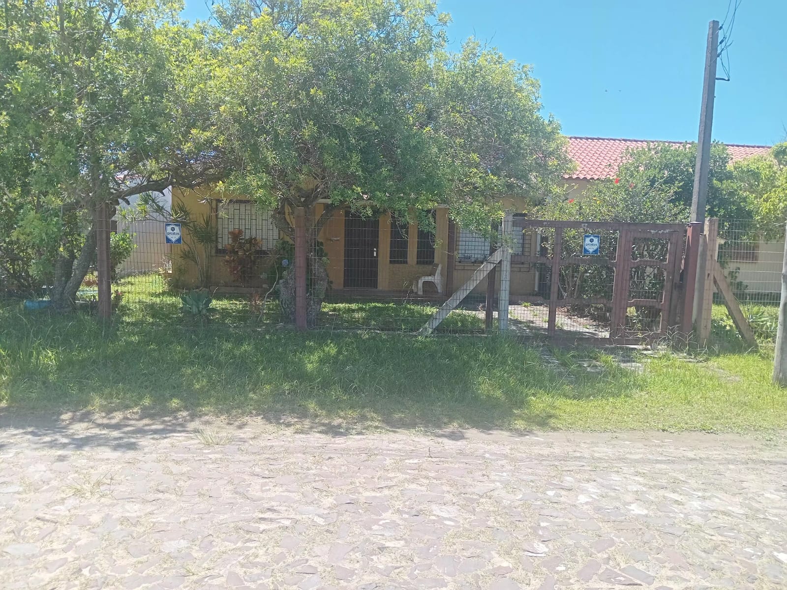 Prédio residencial  e um anexo em alvenaria e seu respectivo terreno próprio para uso residencial na rua Fernando Noronha nº2527 no Balneário Nova Tramandaí/RS